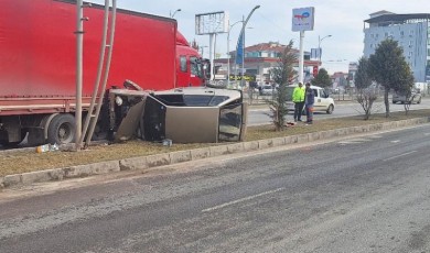 Martı Kavşağı Mevkiinde Trafik Kazası: Kontrolden Çıkan Otomobil Tırla Çarpışarak Yan Yattı