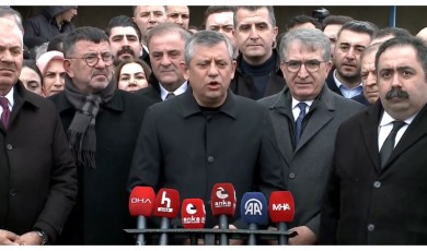 Özgür Özel Erkenek'ten Seslendi: Deprem Konutları İçin Boş Senet İmzalatmak Suçtur
