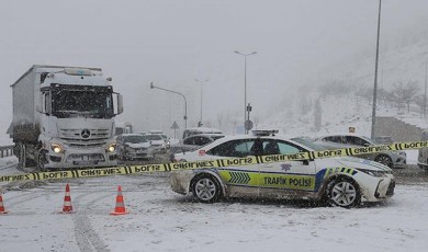 Pınarbaşı Gürün Hattı Yoğun Kar Yağışı Sebebiyle Trafiğe Kapatıldı