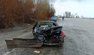 Sürgü Mevkiinde Trafik Kazası: Aynı Araçtaki 5 Kişi Hastaneye Kaldırıldı