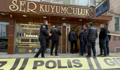 Taksiyle Kaçmaya Çalışan Silahlı Soyguncu Polisin Takibiyle Yakayı Ele Verdi