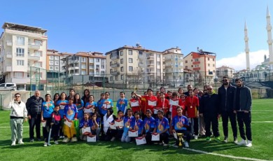 Yeşilyurt Milli Egemenlik Ortaokulu Hokeyde Şampiyonluk Kürsüsüne Çıktı