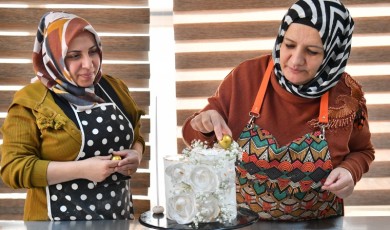 Yeşilyurtlu Kadınlar Hem Meslek Öğreniyor Hem De Aile Ekonomisine Destek Oluyor