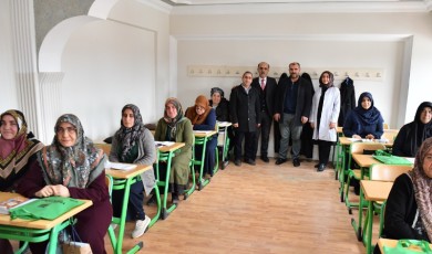 Yeşilyurt’ta Eğitimin Yaşı Olmadığını Kanıtlayan Kursiyerler Belgelerini Aldı
