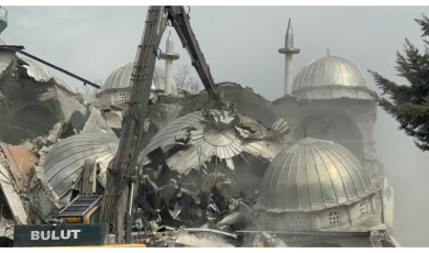 Depremin Yaraladığı Tarihi Mabedin Kubbesi Toz Bulutları Arasında Yere İndi