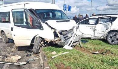 Diyarbakır’da Servis Minibüsü İle Otomobil Çarpıştı! On Beş Kişi Yaralandı