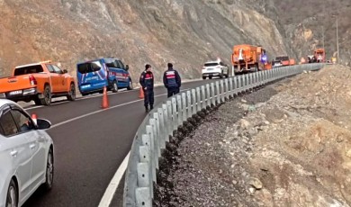 Erkenek Mevkiinde Toprak Kayması Ulaşımı Felç Etti
