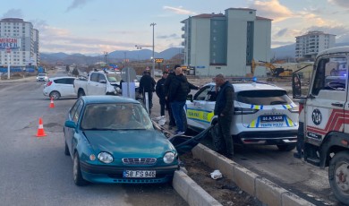 Galericiler Sitesi Önünde İki Aracın Çarpıştığı Kazada Sürücü Hastaneye Kaldırıldı