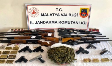 Jandarma’dan Darbe: 768 Gram Esrar, 7 Tabanca Ve 12 Av Tüfeği Ele Geçirildi