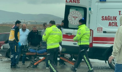 Kuzey Kuşak Yolu Üzerinde İki Araç Çarpıştı: Bir Sürücü Hastaneye Kaldırıldı
