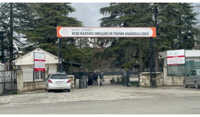 Lise Kapısında Dehşet: Ayşe Kazancı Mesleki ve Teknik Anadolu Lisesi Öğrencisi Okul Önünde Yaralandı