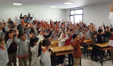 Malatya Şehir Tiyatrosu Oyuncuları Dünya Tiyatro Gününde Öğrencilerle Buluştu