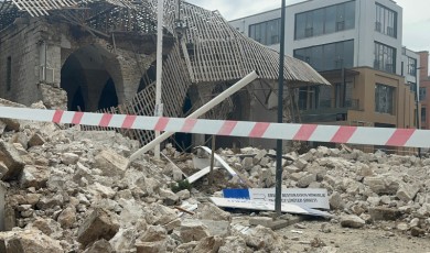Malatya'da Tarihi Caminin Duvarı Restorasyon Sırasında İşçilerin Üzerine Çöktü