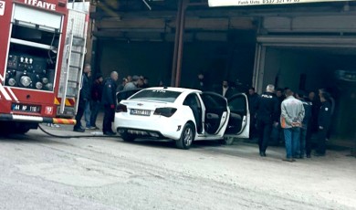 Sanayide Tamir Sırasında Alev Alan Otomobil Paniğe Yol Açtı