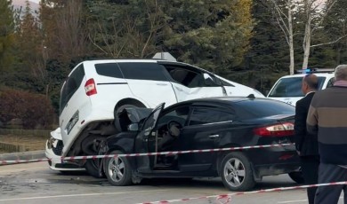 Üniversite Yerleşkesinde Korkutan Zincirleme Trafik Kazası! 3 Araç Çarpıştı