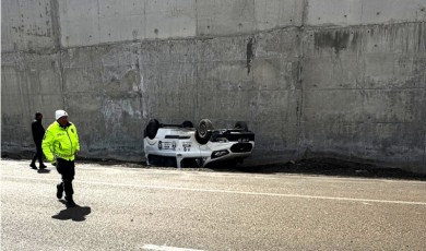 Akçadağ'da Belediye Personelini Taşıyan Araç Yoldan Çıkarak Ters Döndü