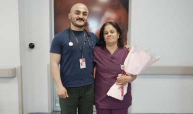 Aynı Hastanede Anne Oğul Mesaisi: Doktor Buğra Şekerci’den Annesine Çiçekli Ziyaret