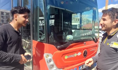 Genç Müzisyen Otobüsü Sahneye Çevirdi: Yolcular Türkülerle Coştu