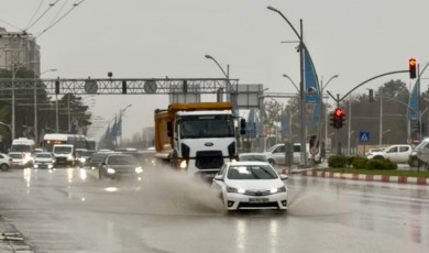 Malatya’da Gökyüzü Aniden Karardı: Sağanak Yerini Doluya Bıraktı