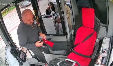 Malatyalı Şoför Yol Ortasında Kalan Bayrağı Görünce Otobüsü Durdurdu