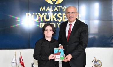 Renkli Kahramanlar Geleceğe Umut Oldu! Başkan Er Genç Yeteneği Tebrik Etti