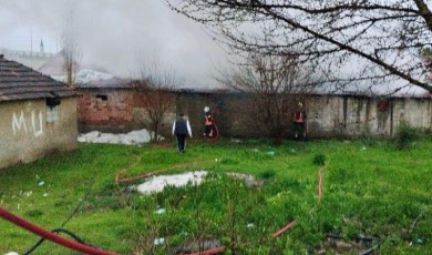 Seyran Mahallesi'nde Yangın Paniği: Depodaki Eşyalar Kül Olurken...