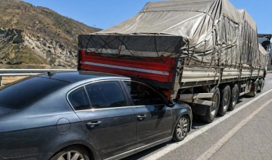 Tırın Altına Giren Otomobilin Sürücüsü İbrahim Coşkun Kazayı Ucuz Atlattı
