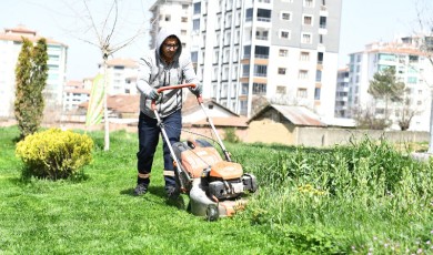 Yeşilyurt Belediyesi Yaz Hazırlıklarını Hızlandırdı: Parklar ve Yeşil Alanlar Baştan Aşağı Yenileniyor