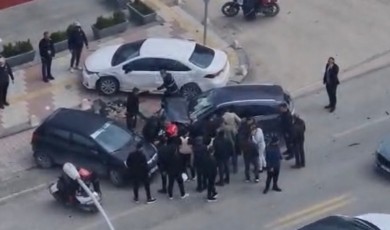 Yeşilyurt'ta Park Halindeki Araçlara Çarpan Kadın Sürücü Yaralandı