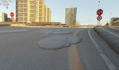 Yol Ortasına Dökülen Beton Kalıplaştı! Belediyenin Sökecek Ekipmanı Mı Yok?