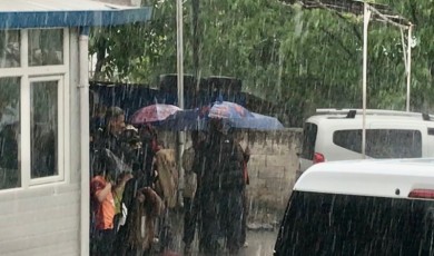 Aniden Bastıran Yağmur Şehir Merkezinde Hareketli Saatler Yaşattı