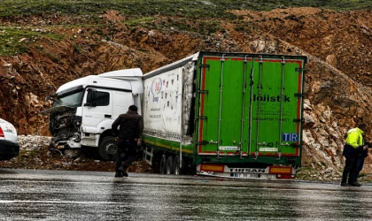 Erkenek Rampasında Kontrolden Çıkan Tır Dehşet Saçtı
