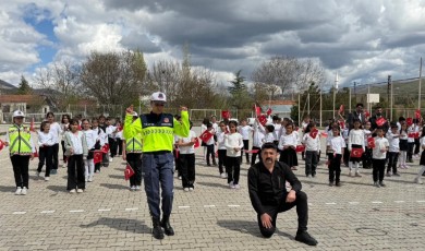 Jandarmadan Öğrencilere Eğlenceli Eğitim: Trafik Kurallarını Boyayarak ve Uygulayarak Öğrendiler