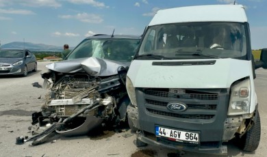 Kavşaktaki Kazada Yaralanan Sekiz Kişi Hastaneye Kaldırıldı