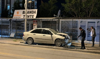 Malatya'da İki Otomobil Çarpıştı: Savrulan Araçlar Konteyner ve Direğe Çarptı