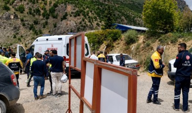 Malatya'da Kontrolden Çıkan Kamyonet Şantiye Alanına Dalarak Prefabrik Yapıya Çarptı