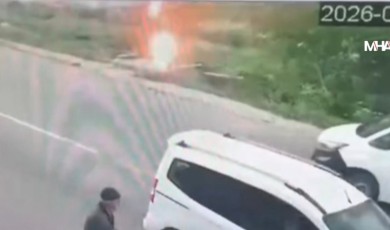 Malatya'da Korku Dolu Dakikalar: Ağaca Yıldırım Düşme Anı Saniye Saniye Kaydedildi
