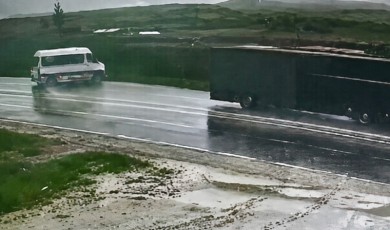 Malatya'da Yolcu Minibüsü Yağış Nedeniyle Şarampole Devrildi
