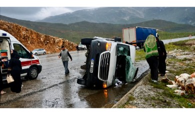 Mevlit Yolunda Korkunç Kaza: Minibüs Devrildi 12 Yaralı Var