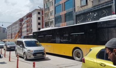 Ne Şoför Var Ne De Müdahale Eden Bir Ekip! Sahipsiz Kalan Belediye Otobüsü İnönü Caddesi’ni Adeta Otoparka Çevirdi