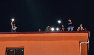 Paralarını Alamayan İnşaat İşçileri Şantiyede Çatıya Çıkarak Eylem Yaptı