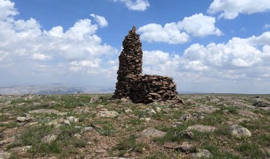 Sarıçiçek Yaylası'nın Zirvesinde İki Bin Metrede Gizemli Taş Yapı Keşfedildi