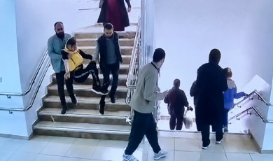 Sarsıntı Anında Merdivenlerden İnemeyen Engelli Çocukları Kucaklarında Taşıdılar