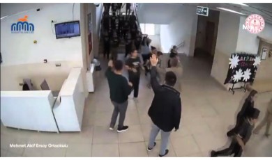 Sarsıntıya Derste Yakalanan Öğrencileri Öğretmenleri Sakinleştirerek Dışarı Çıkardı