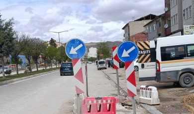 Somuncu Baba Bulvarı'nda Trafik Çilesi Dinmiyor: Yarım Kalan Çalışma Kazaya Davetiye Çıkarıyor