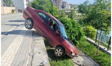 Battalgazi İlçesinde Kontrolden Çıkan Otomobil Dere Yatağının Eşiğinde Asılı Kaldı