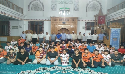 Cami Bahçesinde Eğlenceli Kapanış Programıyla Öğrencilerin Yüzü Güldü