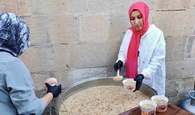 Darende'de İmeceyle Hazırlanan 600 Kişilik Aşure Dakikalar İçinde Tükendi