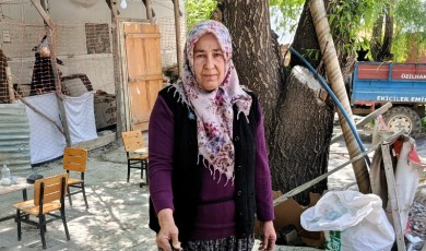 Depremzede Annenin Yol Kenarındaki Örnek Yaşam Mücadelesi Diş Hekimliği Okuyan Çocuğuna Umut Oluyor