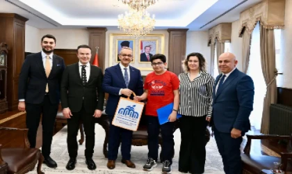 Dünyanın En İyi Yazılımcısı Malatya'dan Çıktı! Vali Seddar Yavuz Genç Dahiyi Makamında Kabul Etti
